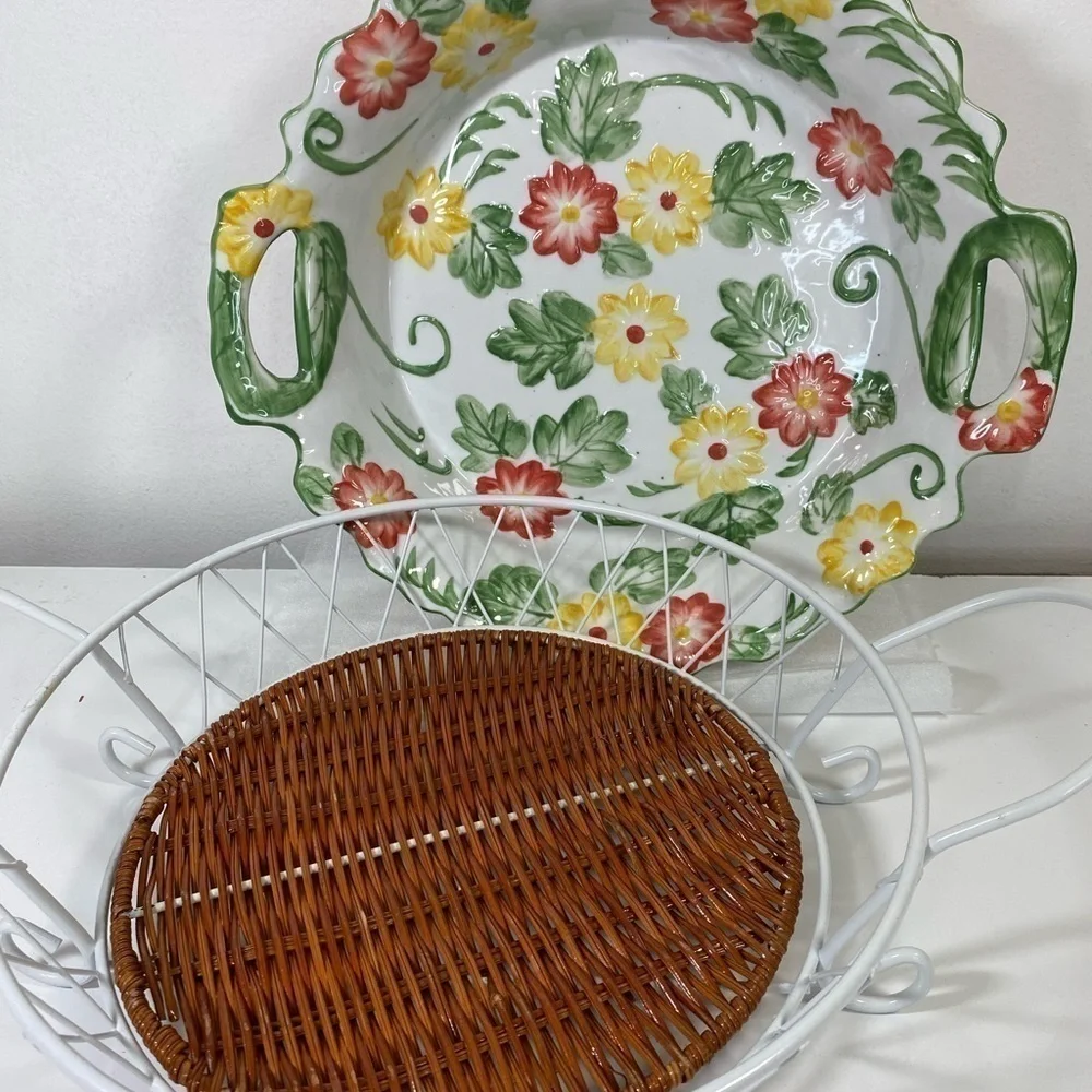 TEMPTATIONS BY TARA PRETTY RAISED FLORAL SM. BAKING DISH W/ WIRE & RATTAN HOLDER